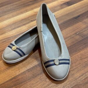 Elegant Tommy Hilfiger Tan Flats with Navy Accents